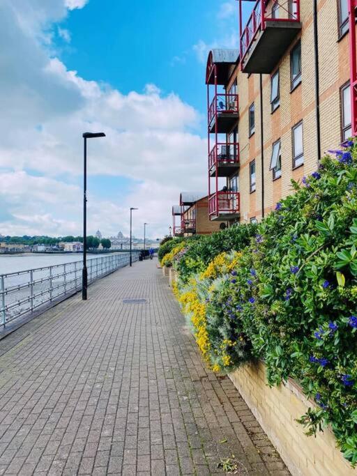 Bright &Spacious One Bedroom Flat Off Canary Wharf Londra Esterno foto